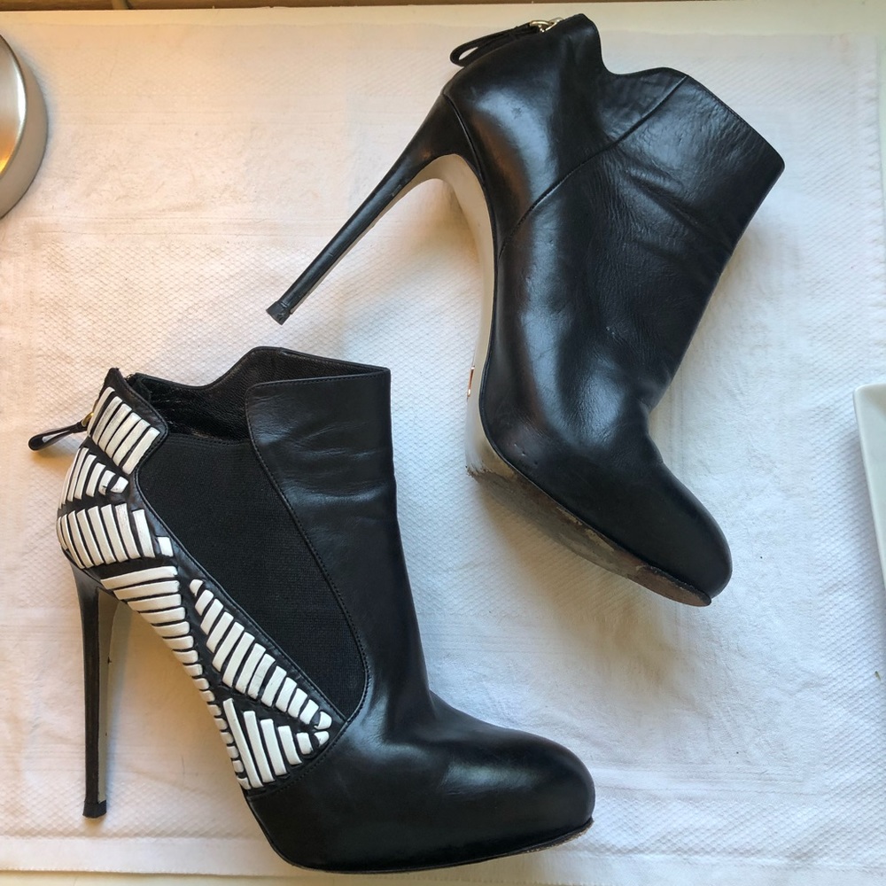 Daniele Michetti black and white closed platform pumps.